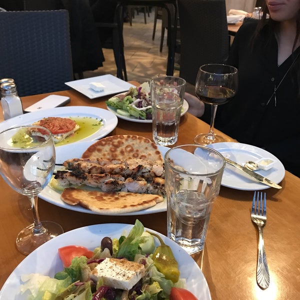 5/8/2017 tarihinde Rachel T.ziyaretçi tarafından Athena Greek Restaurant'de çekilen fotoğraf