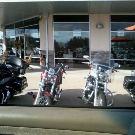 รูปภาพถ่ายที่ Harley-Davidson of Greenville โดย Mark J. เมื่อ 12/4/2012