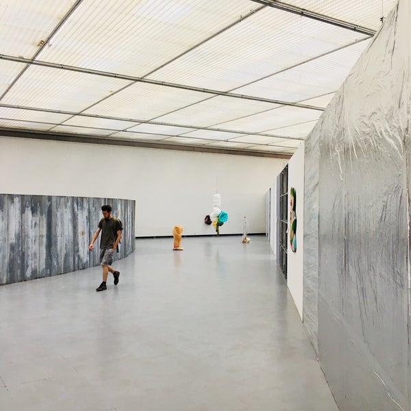 รูปภาพถ่ายที่ Šiuolaikinio meno centras | Contemporary Art Center โดย Dave A. เมื่อ 6/27/2018