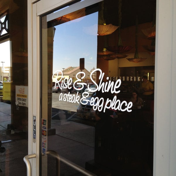 รูปภาพถ่ายที่ Rise and Shine, A Steak &amp; Egg Place โดย Duron P. เมื่อ 4/27/2013