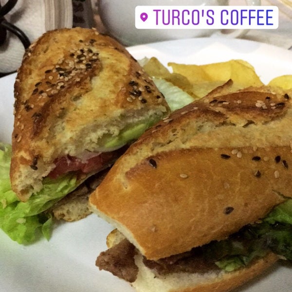 รูปภาพถ่ายที่ Turco&#39;s Coffee โดย ivanuh เมื่อ 7/29/2017