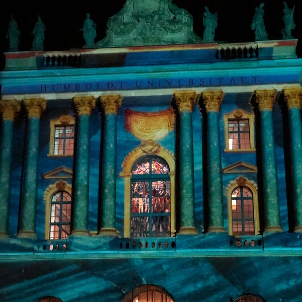 รูปภาพถ่ายที่ Humboldt-Universität zu Berlin โดย Tatevik Z. เมื่อ 10/18/2019