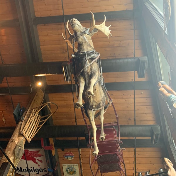 Foto tirada no(a) Mangy Moose Restaurant and Saloon por S F. em 10/1/2018