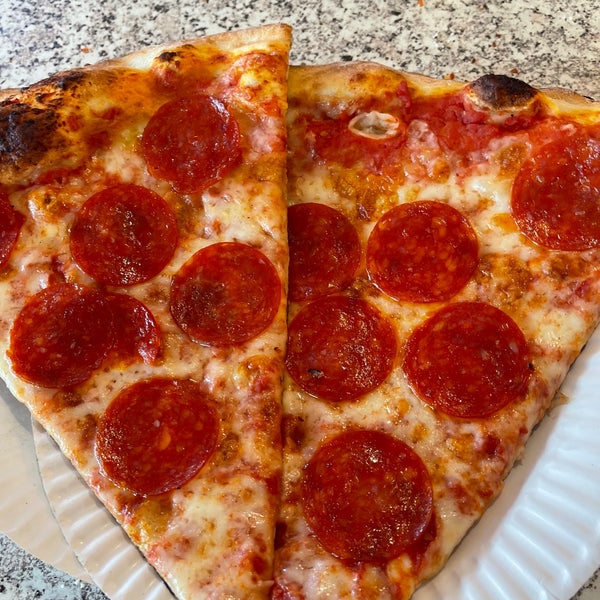 Foto diambil di Joe&#39;s Pizza oleh Brad W. pada 9/1/2022