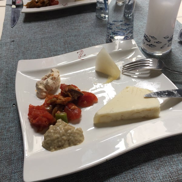 Foto diambil di Ziyaret Restaurant &amp; Ocakbaşı oleh Mehmet Fatih Y. pada 10/23/2016