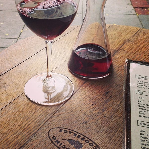 8/8/2013 tarihinde Jennifer P.ziyaretçi tarafından Dell&#39;uva Wine Bar &amp; Cafe'de çekilen fotoğraf