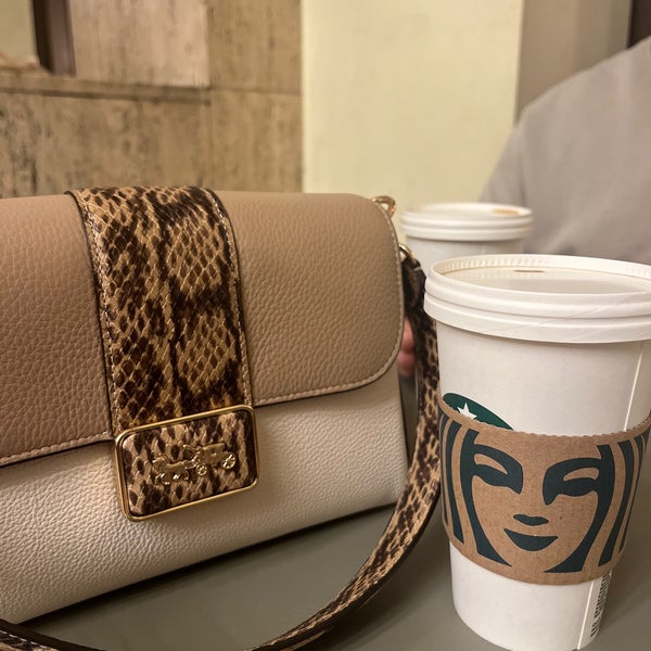 Foto diambil di Starbucks oleh 🌧️ pada 10/14/2023