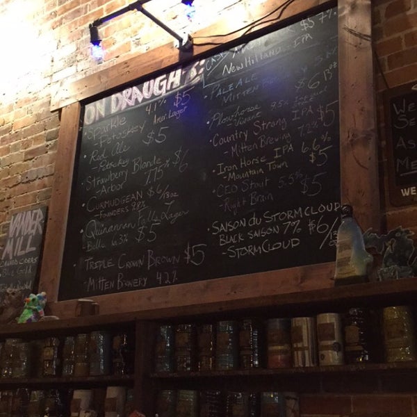 6/14/2015 tarihinde Kat P.ziyaretçi tarafından The Mitten Bar'de çekilen fotoğraf