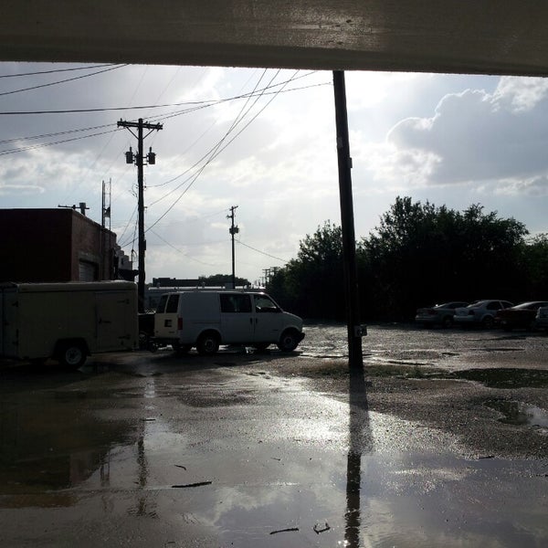 รูปภาพถ่ายที่ Wichita Video Works โดย Michael E. เมื่อ 7/16/2013