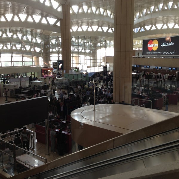 Foto tirada no(a) King Khalid International Airport (RUH) por Majed B. em 5/8/2013