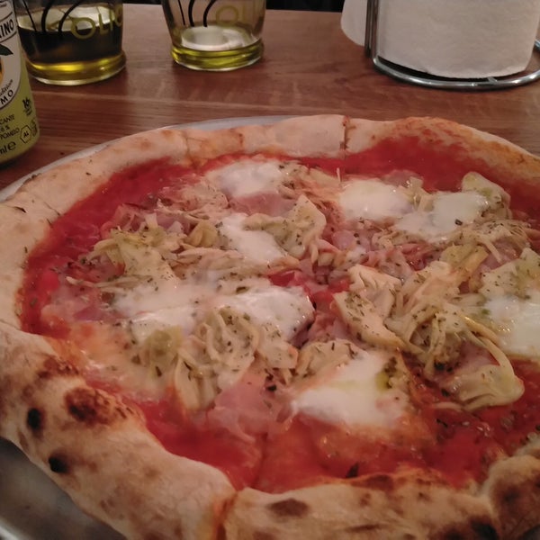 Foto diambil di Pizza Pazza oleh Teemu pada 6/11/2018