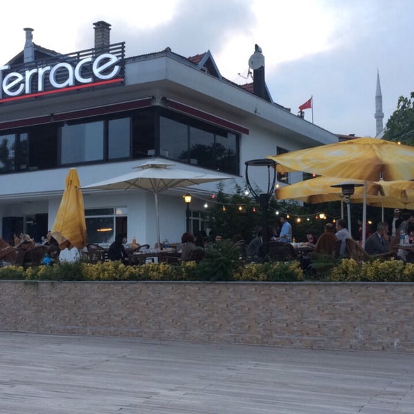 Foto tirada no(a) Simas Terrace Cafe &amp; Restaurant por Feridun K. em 6/3/2017