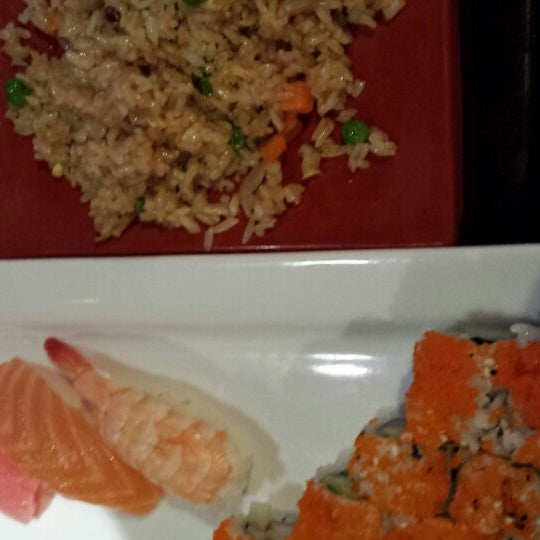 รูปภาพถ่ายที่ Red Koi Japanese Cuisine โดย Bert W. เมื่อ 4/18/2014