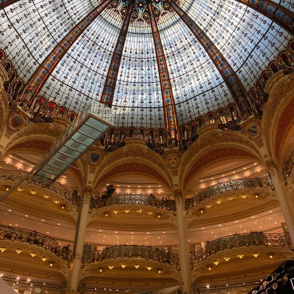Photo taken at Galeries Lafayette Haussmann by Nadia A. on 5/27/2022