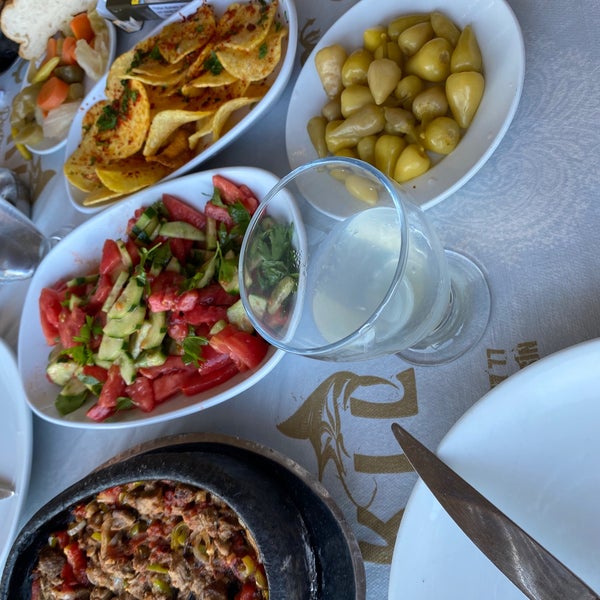 Foto diambil di Çakıl Restaurant oleh Ibrahim C. pada 8/14/2022
