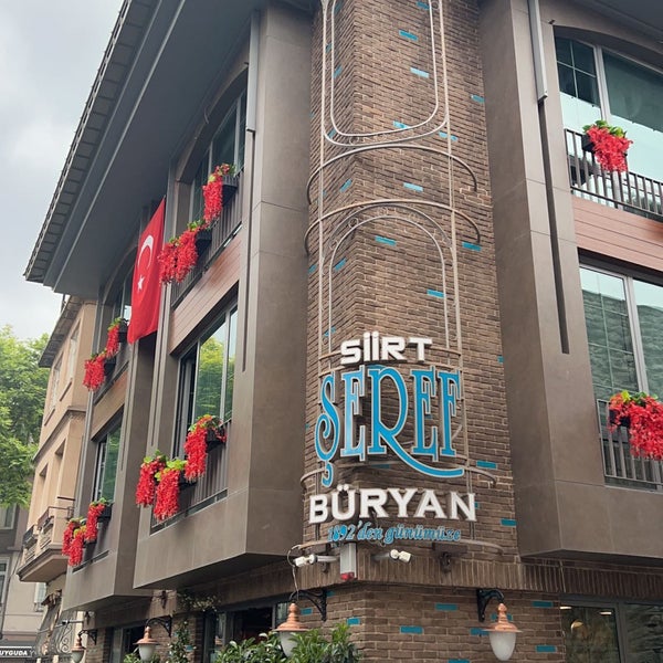 Foto scattata a Siirt Şeref Büryan Kebap Salonu da M 7. il 6/17/2023