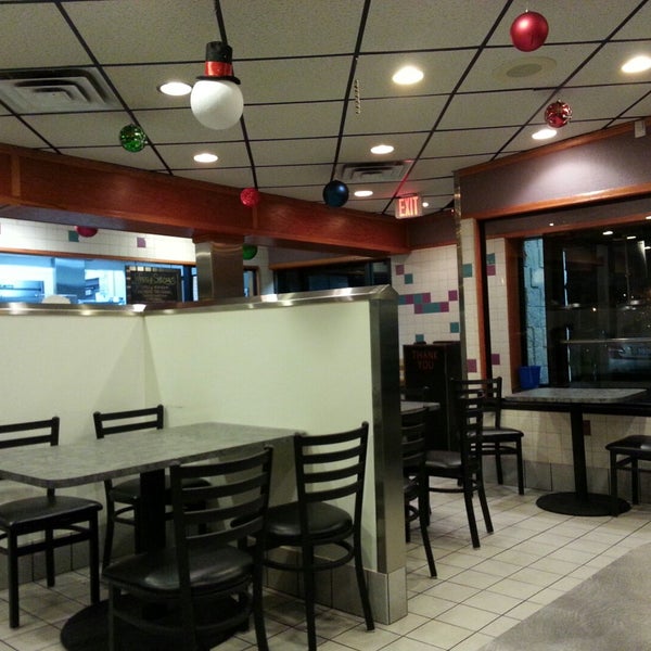 12/13/2014 tarihinde Keith K.ziyaretçi tarafından MURF&#39;S Frozen Custard and Jumbo Burgers'de çekilen fotoğraf