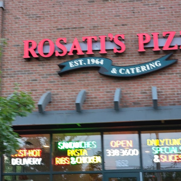 รูปภาพถ่ายที่ Rosati&#39;s Pizza โดย Keith K. เมื่อ 8/21/2023