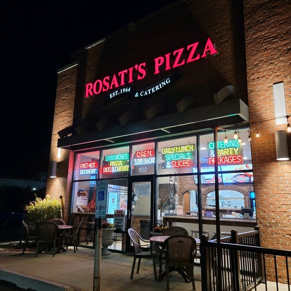 รูปภาพถ่ายที่ Rosati&#39;s Pizza โดย Keith K. เมื่อ 11/2/2021