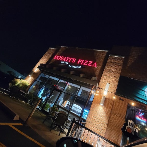 รูปภาพถ่ายที่ Rosati&#39;s Pizza โดย Keith K. เมื่อ 7/1/2023