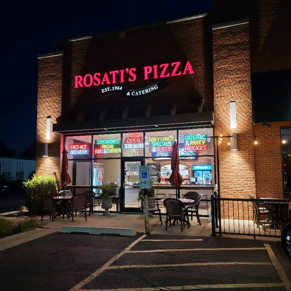 รูปภาพถ่ายที่ Rosati&#39;s Pizza โดย Keith K. เมื่อ 9/6/2021