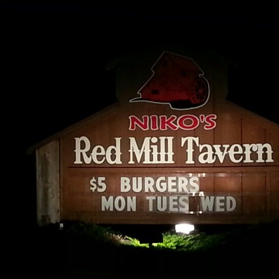 รูปภาพถ่ายที่ Niko&#39;s Red Mill Tavern โดย Keith K. เมื่อ 7/17/2013