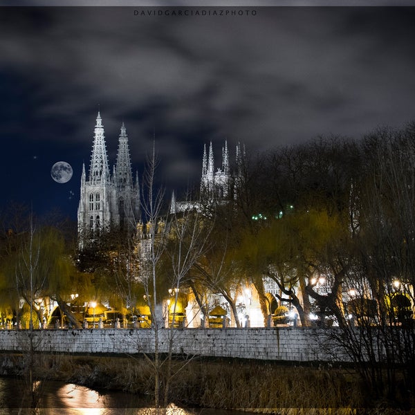 Buen fin de semana a todos y a disfrutar de esta maravillosa ciudad. #hostalcarrales  #catedraldeburgos  #hostalburgos #paseodelespolon #luna Foto: DavidGdiaz ​