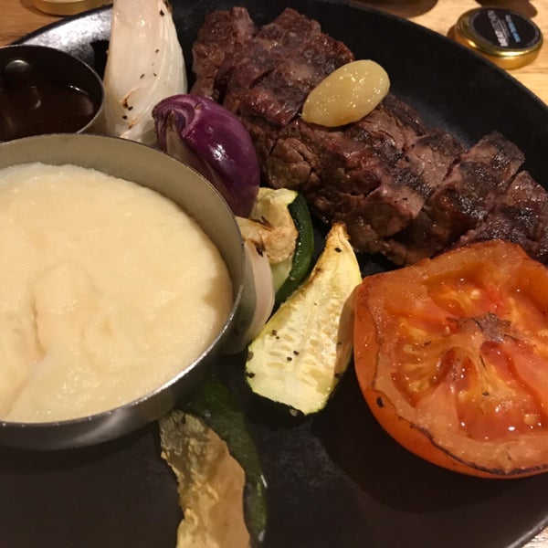 стол с едой. нож для мяса. мясные блюда русской кухни. Meat kitchen. мужчина повар готовит мясо.