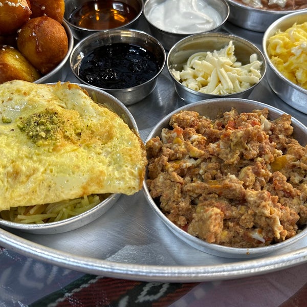 4/23/2023 tarihinde Hamoudziyaretçi tarafından Emmawash Traditional Restaurant | مطعم اموش'de çekilen fotoğraf