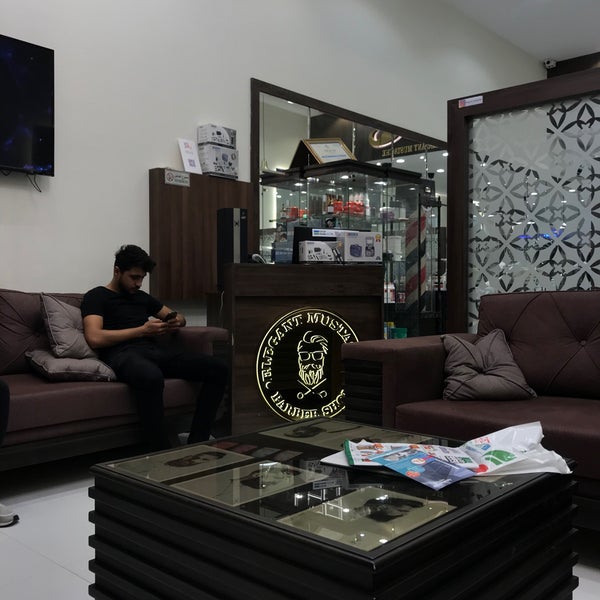 9/29/2019 tarihinde THAMERziyaretçi tarafından Elegant Mustache Barber Shop ( B.1 ) Al-Malaqa'de çekilen fotoğraf