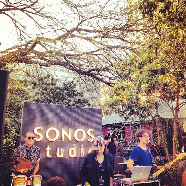 รูปภาพถ่ายที่ Sonos Studio @ SXSW โดย Darryl G. เมื่อ 3/14/2013