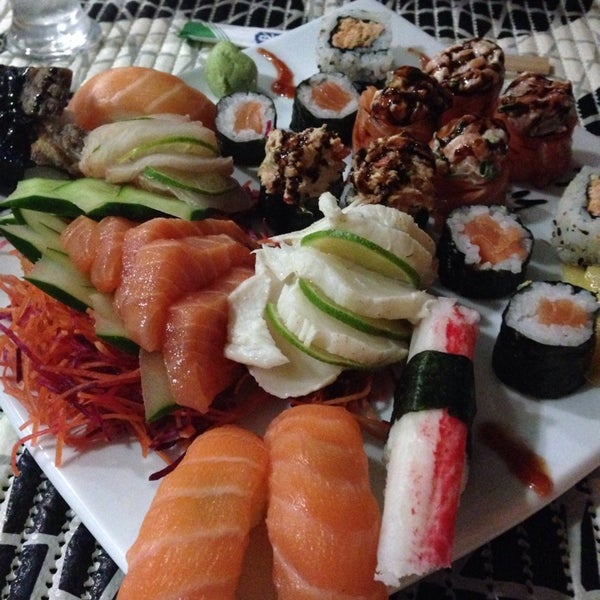 Снимок сделан в Zu Kaiten Sushi Bar пользователем Stefani Juliana V. 6/14/2014