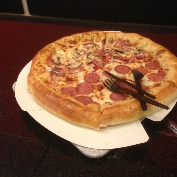 Photo taken at Pizza Hut by ᴡ K. on 7/6/2013