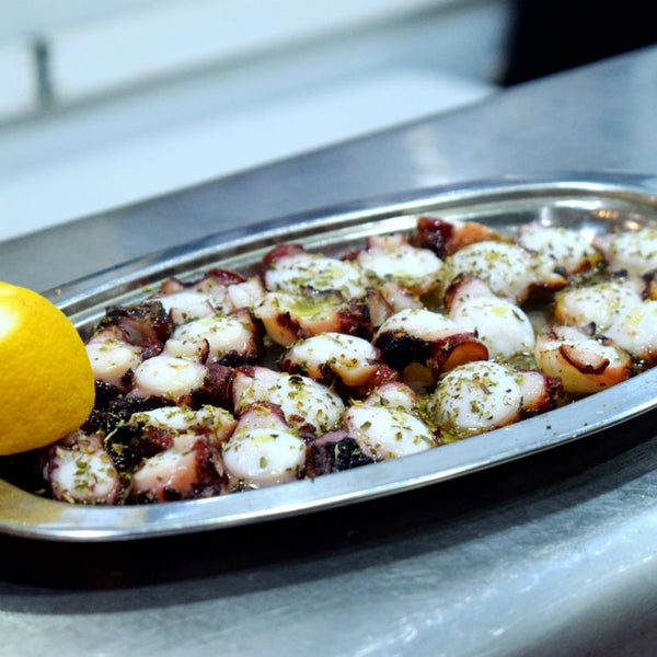 Best place to eat grilled octopus in Athens, Greece!! Enjoy seafood lunch now!