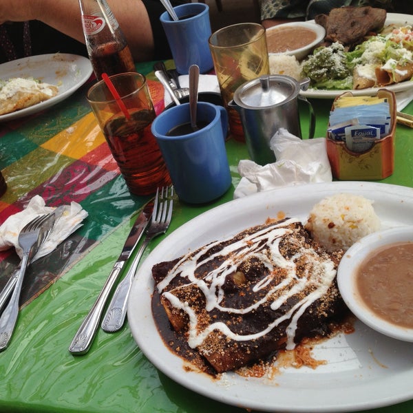 4/26/2013 tarihinde Jorge H.ziyaretçi tarafından El Comal Mexican Restaurant'de çekilen fotoğraf