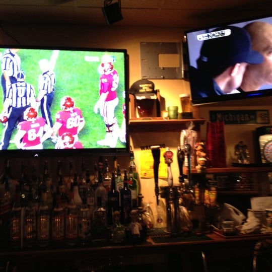 Foto tomada en Walsh&#39;s Bar and Grill  por Mike C. el 10/14/2012
