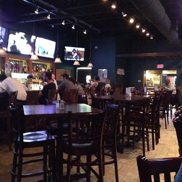 5/28/2014 tarihinde Mike C.ziyaretçi tarafından McQ&#39;s Sports Bar and Dome'de çekilen fotoğraf