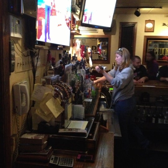 Снимок сделан в Walsh&#39;s Bar and Grill пользователем Mike C. 10/27/2012