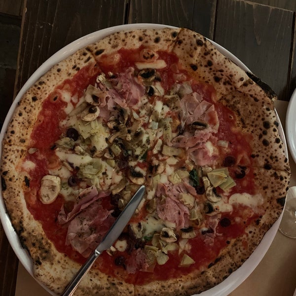 รูปภาพถ่ายที่ L’Antica Pizzeria da Michele โดย James B. เมื่อ 3/13/2022