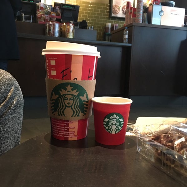รูปภาพถ่ายที่ Starbucks โดย Ferit K. เมื่อ 12/23/2018
