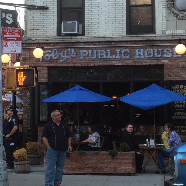 One of a few good places to grab a beer outside in Soho. $2 drafts (house brew) during Happy Hour