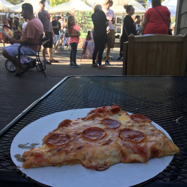 Снимок сделан в Patxi&#39;s Pizza пользователем Kevin R. 9/17/2017