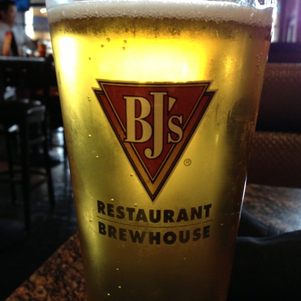 Photo taken at BJ&#39;s Restaurant &amp; Brewhouse by Kevin R. on 7/28/2013