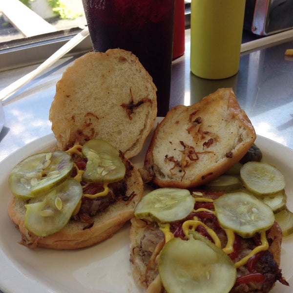 Photo taken at Hunter House Hamburgers by Kevin R. on 7/21/2015