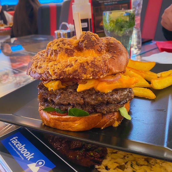 Снимок сделан в Lucky 7 Burgers &amp; More пользователем Mohammed 2/22/2020