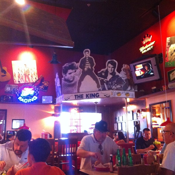 Photo taken at Fuddruckers by Maria P. on 5/5/2013