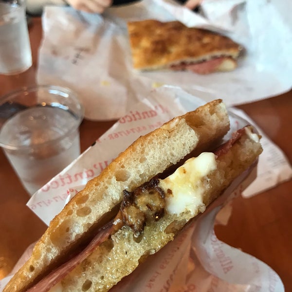 10/26/2019 tarihinde Kristie L.ziyaretçi tarafından Pizzeria Mozza'de çekilen fotoğraf