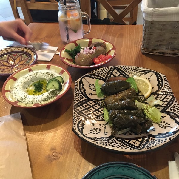 Снимок сделан в Leila&#39;s Authentic Lebanese Cuisine пользователем Katalin S. 6/16/2020