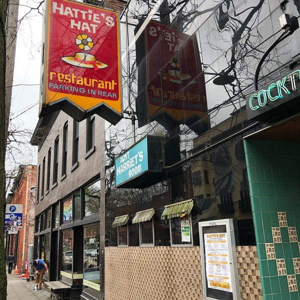 Foto diambil di Hattie&#39;s Hat Restaurant oleh George B. pada 2/4/2018