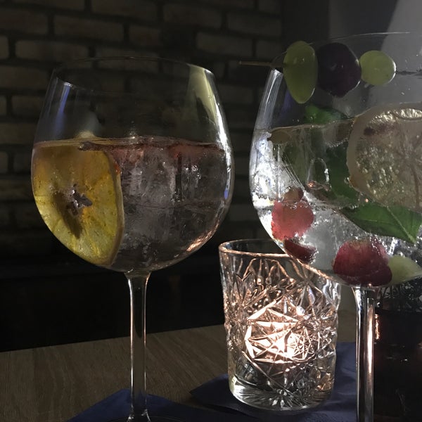 รูปภาพถ่ายที่ Gin &amp; Tonic Club โดย Çiğdem เมื่อ 1/26/2018